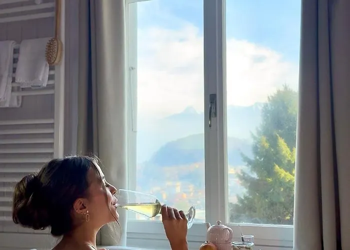 La Belle Vue Boutique & Cafe